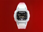 Casio G-Shock DW-5600TNT-7 x thisisneverthat – en klocka med genomskinligt hölje och armband i harts mot en röd bakgrund.