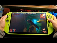Närbild av en RTX 4090-driven handhållen speldator som kör Cyberpunk 2077. (Bildkälla: NITTRX på YouTube)