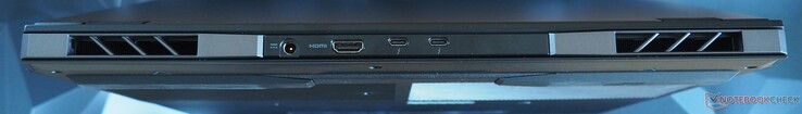 Baksida: Ström, HDMI 2.1, 2x Thunderbolt 4