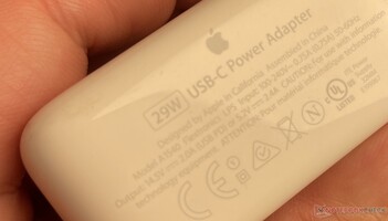 Knappt läsbart: Apple:s 29-wattsadapter klarar inte 9 volt. (Foto: Andreas Sebayang/Notebookcheck.com)