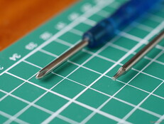 Verktyg medföljer för att justera spänningen på utlösningsmekanismen för bollfångaren