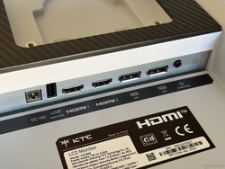 Anslutningar: Strömanslutning, USB 2.0 (endast för uppdatering av firmware), 2x HDMI 2.0, 2x DisplayPort 1.4, 3,5 mm ljuduttag