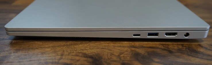 Thunderbolt 4, USB A 3.2 Gen 1, HDMI 2.0b, laddningsport