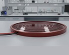 En konceptuell bild av en cirkulär solpanel på ett laboratoriebord (Bildkälla: AI-genererad bild)