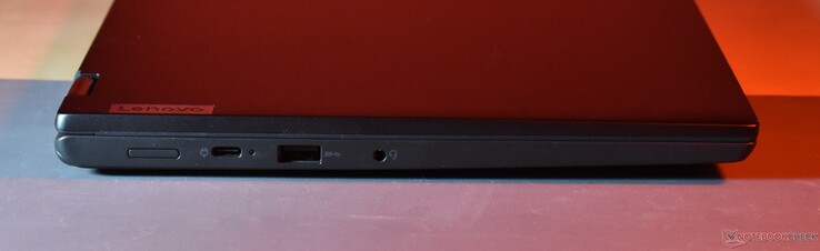 vänster: USB C 3.2 Gen 2, USB A 3.2 Gen 1, 3,5 mm ljud