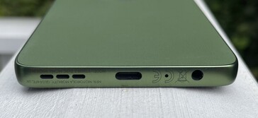 Botten: högtalare, USB-C 2.0, mikrofon, 3,5 mm ljuduttag