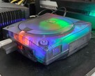 En bild på en modifierad SEGA Dreamcast med ett genomskinligt hölje i drift