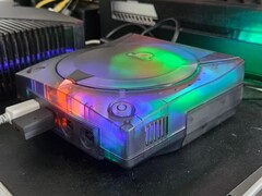En bild på en modifierad SEGA Dreamcast med ett genomskinligt hölje i drift