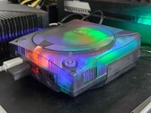 En bild på en modifierad SEGA Dreamcast med ett genomskinligt hölje i drift