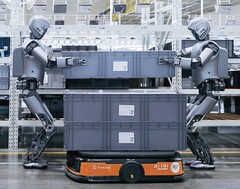 Två humanoida robotar arbetar på ett fabriksgolv (Bildkälla: UBTech)