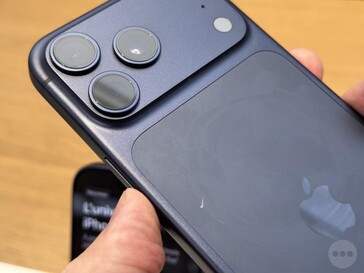 Deep Blue iPhone 17 Pro med repor på baksidan från olika vinklar. (Bildkälla: Consomac)