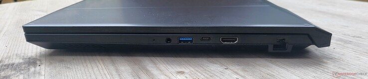 3.5 mm ljuduttag, USB-A 3.2 Gen 1, USB-C 3.2 (med DisplayPort), HDMI, Gigabit Ethernet