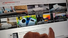 Lenovo Yoga Slim 7 Aura Edition pekskärm navigeras med, ja, peka... (Bildkälla: Darryl Linington - Notebookcheck)