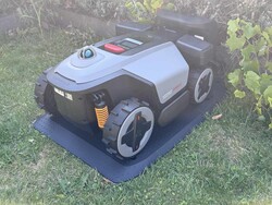 RockMow Z120 LiDAR i sin laddningsstation