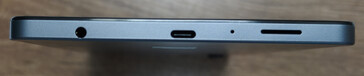 Botten: 3,5 mm ljudport, USB-C-port, mikrofon, högtalare