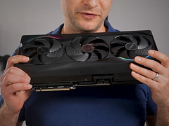 Alex Ziskind håller i RTX 5090 GPU.