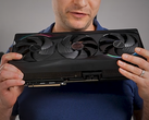 Alex Ziskind håller i RTX 5090 GPU.