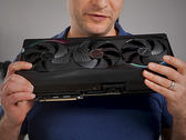 Alex Ziskind håller i RTX 5090 GPU.