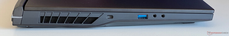 Vänster: Kensington Lock, USB-A 3.2 Gen.2 (10 Gbit/s), hörlursutgång, mikrofoningång