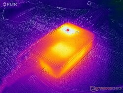 AC-adaptern når över 48 C vid krävande belastningar