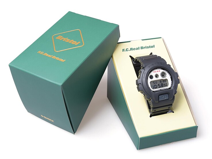 Casio G-Shock x F.C. Real Bristol DW-6900 visas i en grön presentförpackning med båda varumärkena, med det matchande ytterfodralet bredvid.