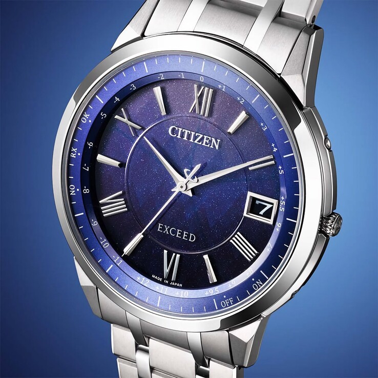 En närbild av Citizen Exceed CB1140-79L:s djupblå urtavla som visar dess fina glitter och strukturerade, skogsinspirerade mönster.
