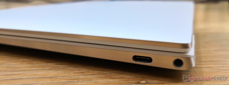Höger: USB Typ C med DisplayPort + Thunderbolt 3, 3.5 mm kombinerad ljudanslutning