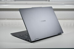 Var försiktig med den prisvärda varianten: Den konvertibla bärbara datorn Lenovo IdeaPad 5 2-in-1 visar på risker med billigare konfigurationer (bilden: Lenovo IdeaPad 5 2-i-1 14AKP10, bildkälla: Benjamin Herzig/Notebookcheck)
