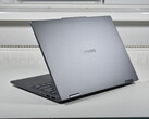 Var försiktig med den prisvärda varianten: Den konvertibla bärbara datorn Lenovo IdeaPad 5 2-in-1 visar på risker med billigare konfigurationer (bilden: Lenovo IdeaPad 5 2-i-1 14AKP10, bildkälla: Benjamin Herzig/Notebookcheck)