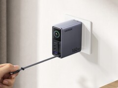 Nexode Pro 160W-laddaren med en infällbar USB-C-kabel