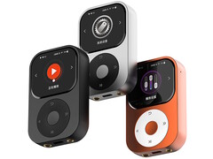 Den lilla bärbara högupplösta musikspelaren Shanling Q2 finns i färgerna Smoky Grey, Moonlight Silver och Twilight Orange.