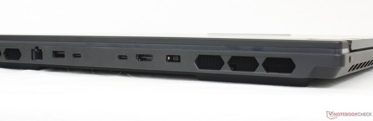 Baksida: 2,5 Gbps RJ-45, USB-A 3.2 Gen. 1, 2x Thunderbolt 4 m/ DisplayPort 1.4 + Power Delivery 140 W, HDMI 2.1, nätadapter