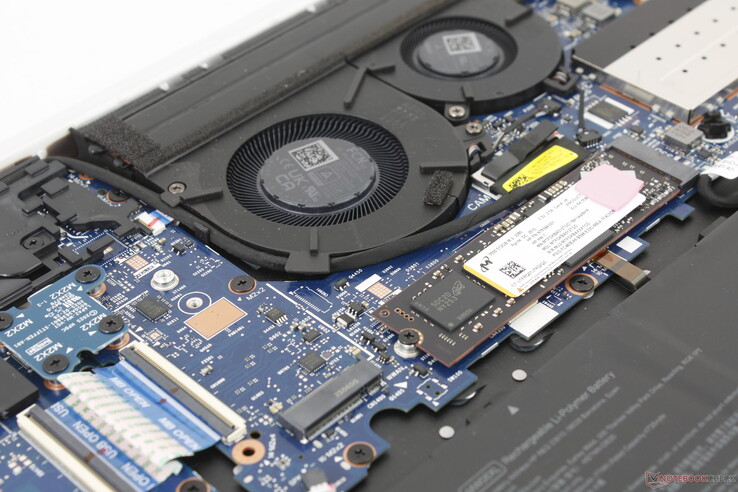 Den tomma M.2-platsen bredvid M.2 2280 SSD kan konfigureras med en HP R15 4G eller 5G WWAN-modul som tillval