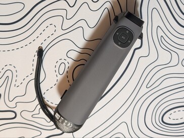 Sermoon S1-baksida med startknapp och knappar för justering av ljus och ljusstyrka