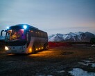 En buss parkerad i ett snöigt område (Bildkälla: Juan Encalada via Unsplash; beskuren)