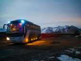 En buss parkerad i ett snöigt område (Bildkälla: Juan Encalada via Unsplash; beskuren)