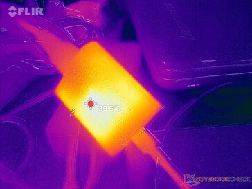 AC-adaptern kan nå 40 C när du kör hög belastning under långa perioder