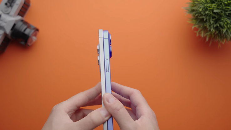 Galaxy S25 Edge vs iPhone 16 Plus tjocklek. (Bildkälla: Versus på YouTube)