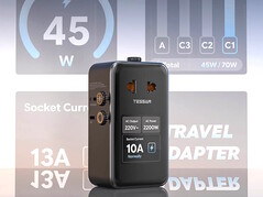 Tessan Aero 70 Smart Travel Adapter visar laddnings- och ströminformation på sin LCD-display med flera skärmar.