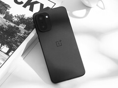 Ace 6T kommer att lanseras som OnePlus 15R på den globala marknaden. På bilden: den svarta färgvarianten av telefonen. (Bildkälla: 瘦子說 via OnePlus)