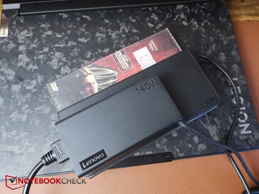 Den mindre USB-C-strömförsörjningen på 140 watt