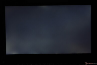 Måttlig ojämn bakgrundsbelysning längs det nedre vänstra hörnet