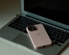 En iPhone som ligger på tangentbordet på en öppen MacBook Air