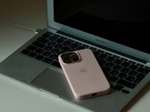En iPhone som ligger på tangentbordet på en öppen MacBook Air