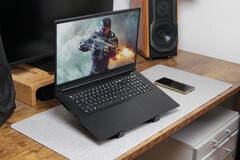 XMG Apex 17 (M25) på ett skrivbord