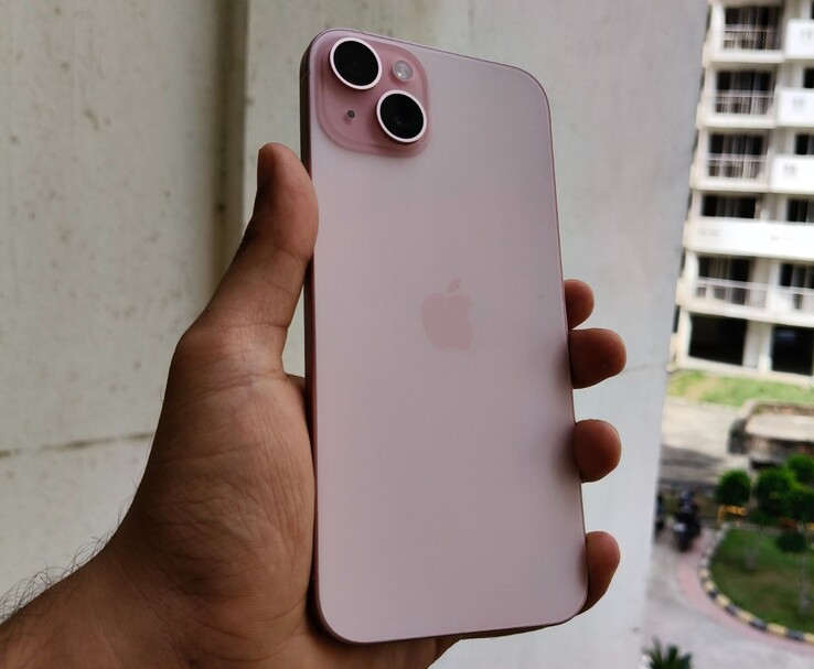 Apple iPhone 15 Plus i rosa färg visas i handen under hands-on utomhus (Bildkälla: Anmol Dubey)