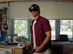 Steam Frame VR-headset och kontroller visas