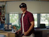 Steam Frame VR-headset och kontroller visas