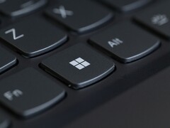 Närbild på ett tangentbord med Windows-tangenten i fokus