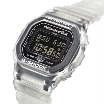 Vinklad närbild av Casio G-Shock DW-5600TNT-7 med genomskinligt boett och digital display med omvänd visning.